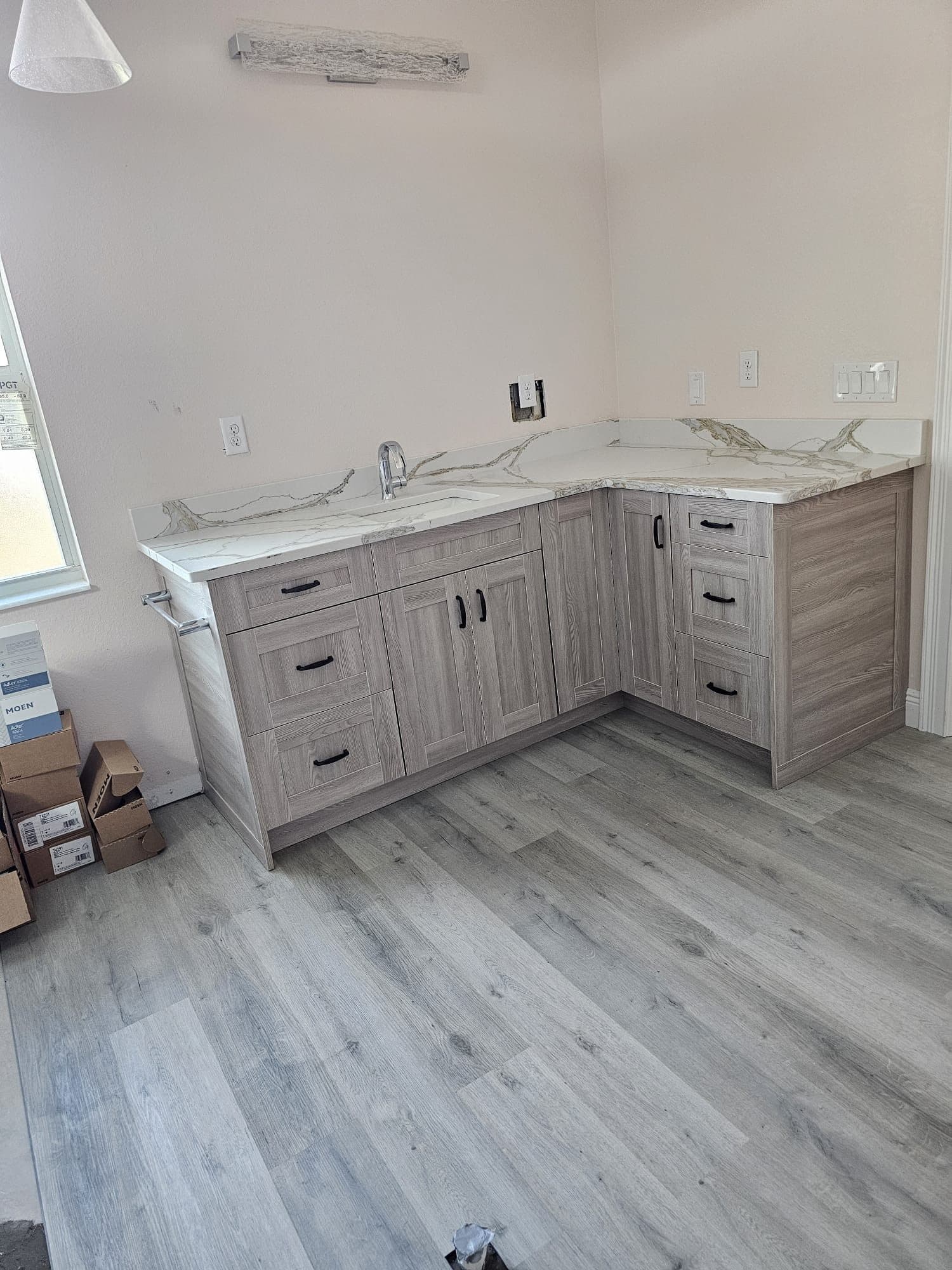 Gray Woodgrain L-Shaped Cabinets with Marble Top