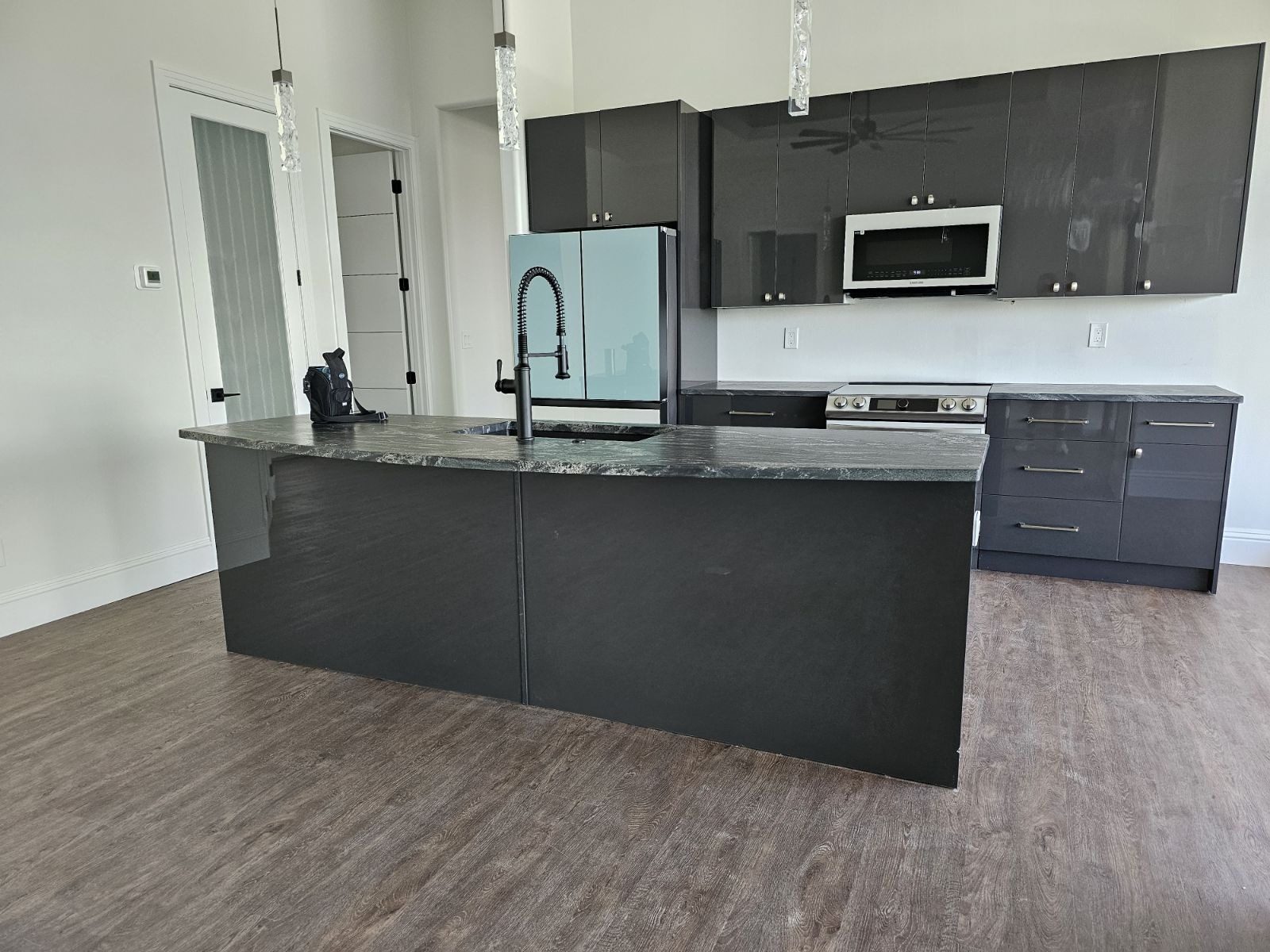 Modern charcoal flat-panel kitchen